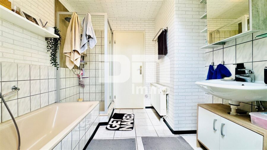 Großzügiges Ein- bis Zweifamilienhaus mit Terrasse und großem Garten - OG / DG Bad / Wanne / Dusche